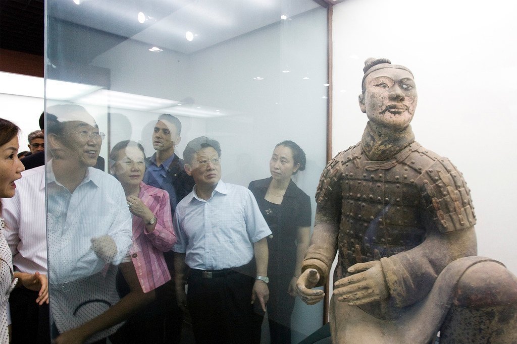 2009年7月，时任联合国秘书长潘基文（左二）与夫人一行参观西安秦始皇兵马俑博物馆。