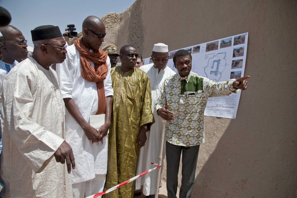 2014年，阿索莫（右）作为教科文组织驻马里代表，陪同马里文化部长马伊加与秘书长马里问题副特别代表格雷斯利参观通布图古迹。