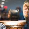 这是在UNESCO文化遗产展览上展出的一件古希腊人脸浮雕花瓶的特写照片。