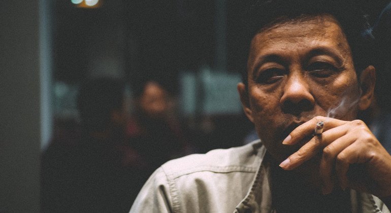 Un nuevo estudio de la OMS revela que está disminuyendo el número de hombres fumadores a nivel mundial.