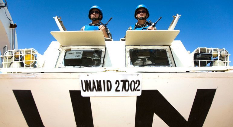 Des Casques bleus de la MINUAD assurent la sécurité à un point d'eau à Nyala, au Sud-Darfour. 
