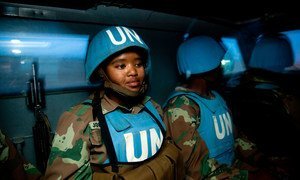 Des Casques bleus de la MINUAD patrouillent la nuit dans un camp au Darfour.