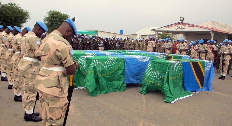 A memorial service is held in Nyala, Darfur in July 2013 for seven fallen Tanzanian UNAMID peacekeepers.