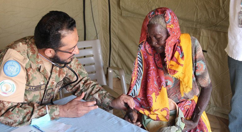 جندي حفظ سلام من باكستان يقدم الرعاية الطبية لامراة في معسكر خور عمر للنازحين في ولاية شرق دارفور.