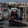 Famílias fugindo de Idlib, na Síria