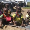 Watoto wakila uji uliopikwa na mama yao baada ya kupokea mgao kutoka kwa WFP, Pibor nchini Sudan Kusini.