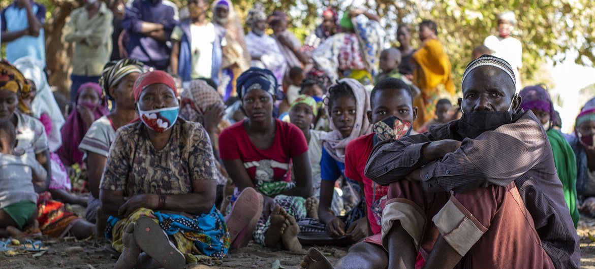 Personas desplazadas esperando la distribución de asistencia del Programa Mundial de Alimentos en el distrito de Metuge de Cabo Delgado, Mozambique.