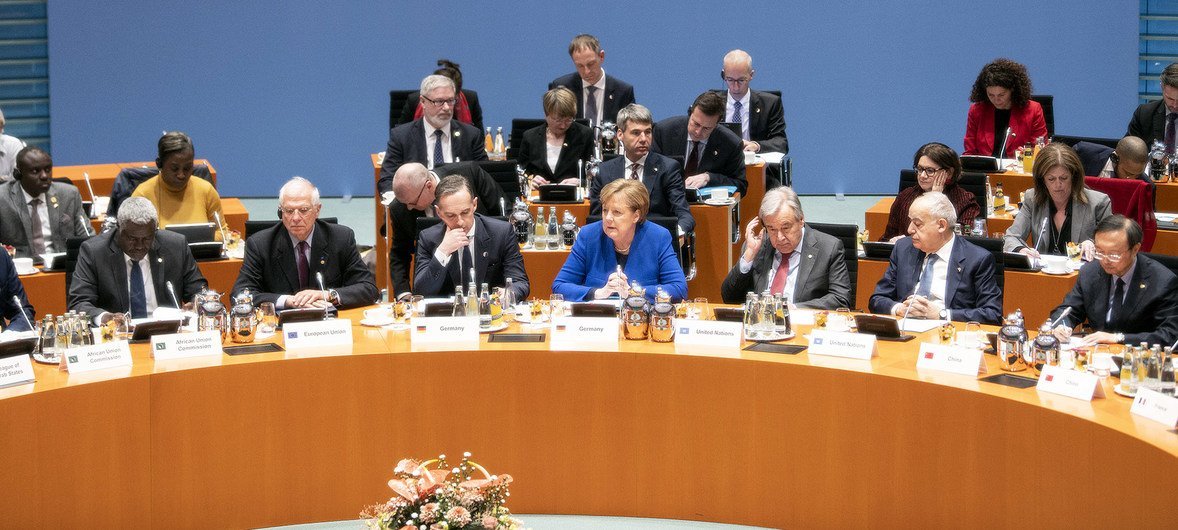 La Canciller alemana, Angela Merkel (cento), se dirige a la Conferencia de Berlín sobre Libia junto con el Secretario General de la ONU António Guterres (centro dcha.).