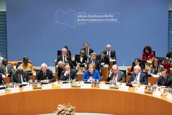 La chancelière allemande, Angela Merkel, prend la parole à la Conférence de Berlin sur la Libye aux côtés du Secrétaire général de l'ONU, Antonio Guterres (droite).