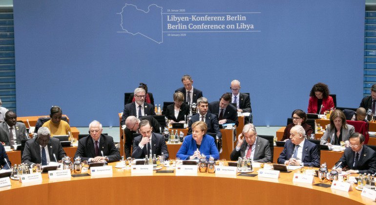 La Canciller alemana, Angela Merkel (cento), se dirige a la Conferencia de Berlín sobre Libia junto con el Secretario General de la ONU António Guterres (centro dcha.).