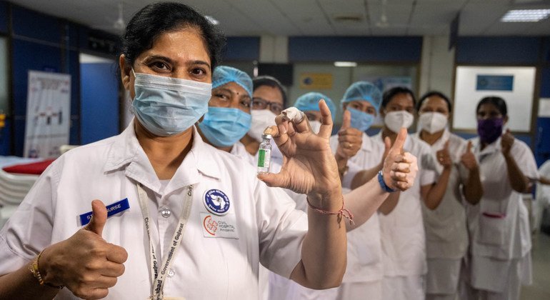 عاملات في مجال الصحة في أحد المستشفيات بالهند يحصلن على لقاح ضد كوفيد-19.