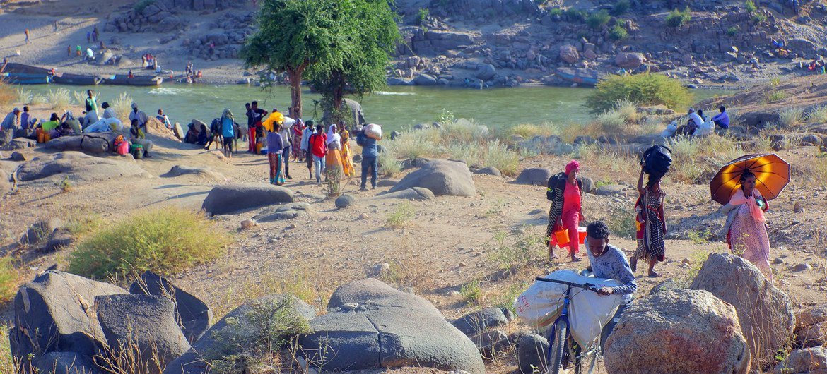 Les réfugiés éthiopiens, fuyant les affrontements dans la région du Tigré, au nord du pays, traversent la frontière vers Hamdayet, au Soudan, par le fleuve Tekeze.