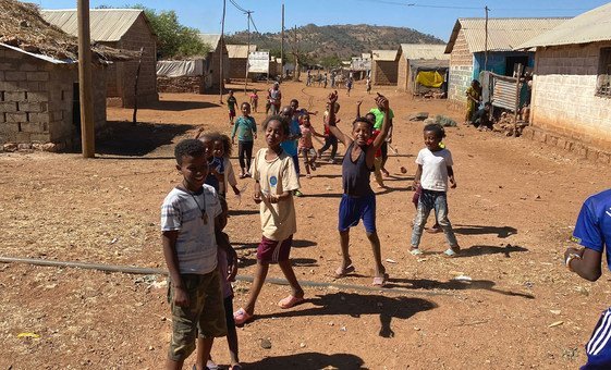 Дети в лагере эритрейских беженцев в Тыграе