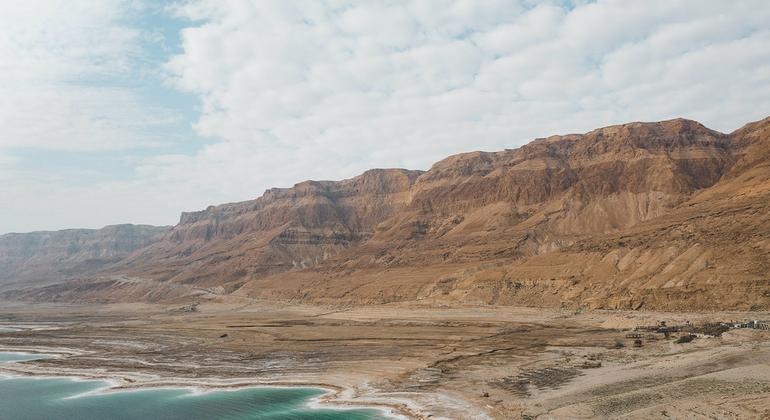 البحر الميت الواقع بين إسرائيل والأردن والضفة الغربية المحتلة.
