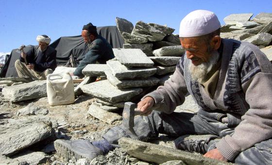 Homens trabalham em Cabul, capital do Afeganistão. 