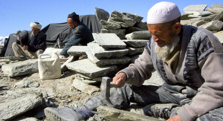Homens trabalham em Cabul, capital do Afeganistão. 