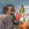 在埃塞俄比亚提格雷地区首府默克莱，流离失所的儿童正在取水。