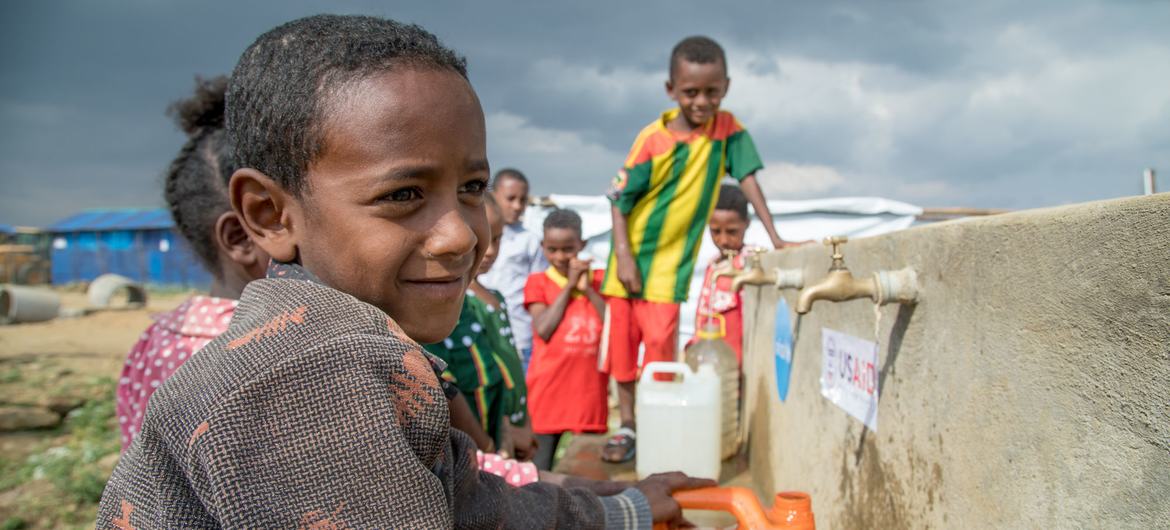 Crianças deslocadas coletam água em Mekelle, capital da região de Tigray, na Etiópia.