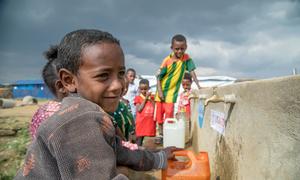 Crianças deslocadas coletam água em Mekelle, capital da região de Tigray, na Etiópia.