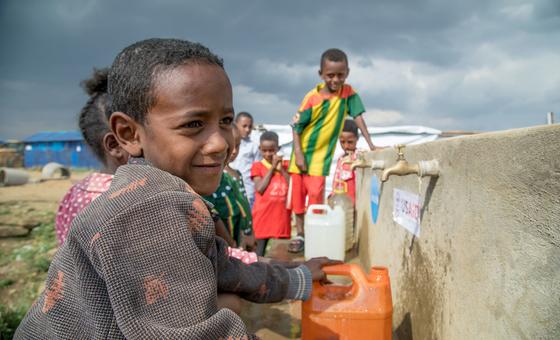 کودکان آواره در مکله، مرکز منطقه تیگری، اتیوپی، آب جمع آوری می کنند.