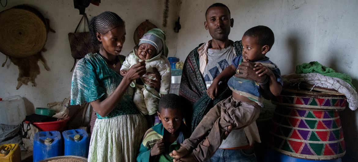 Família afetada pelo conflito na região de Tigray, na Etiópia