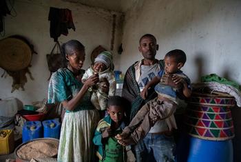 إحدى الأسر المتضررة من النزاع في منطقة تيغراي بإثيوبيا.