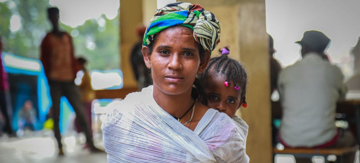 इथियोपिया के उत्तरी क्षेत्र टीगरे की राजधानी मेकैल्ले में, एक विस्थापित महिला अपने बच्चे के साथ.