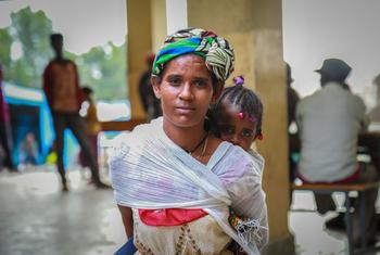امرأة نازحة تحمل طفلها في ميكيلي، عاصمة تيغراي بإثيوبيا.