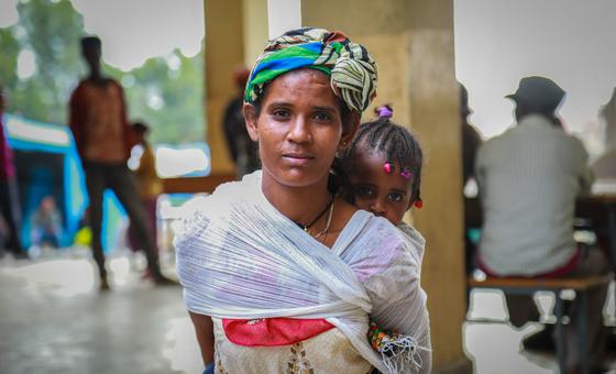 امرأة نازحة تحمل طفلها في ميكيلي، عاصمة تيغراي بإثيوبيا.