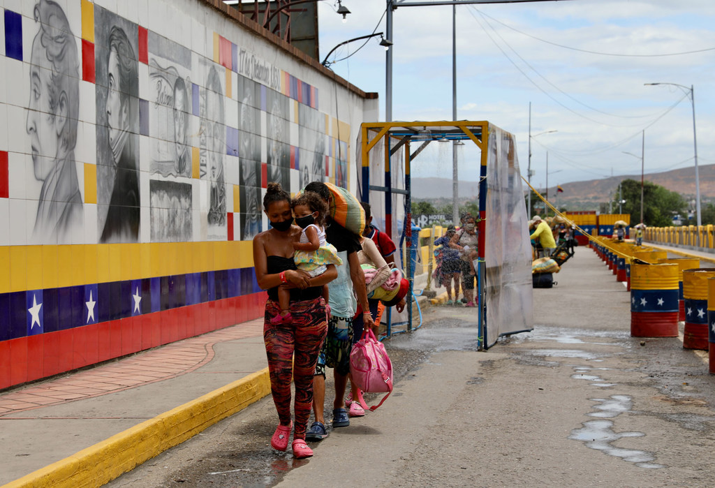 Migrantes venezolanos regresan a su país desde Colombia.