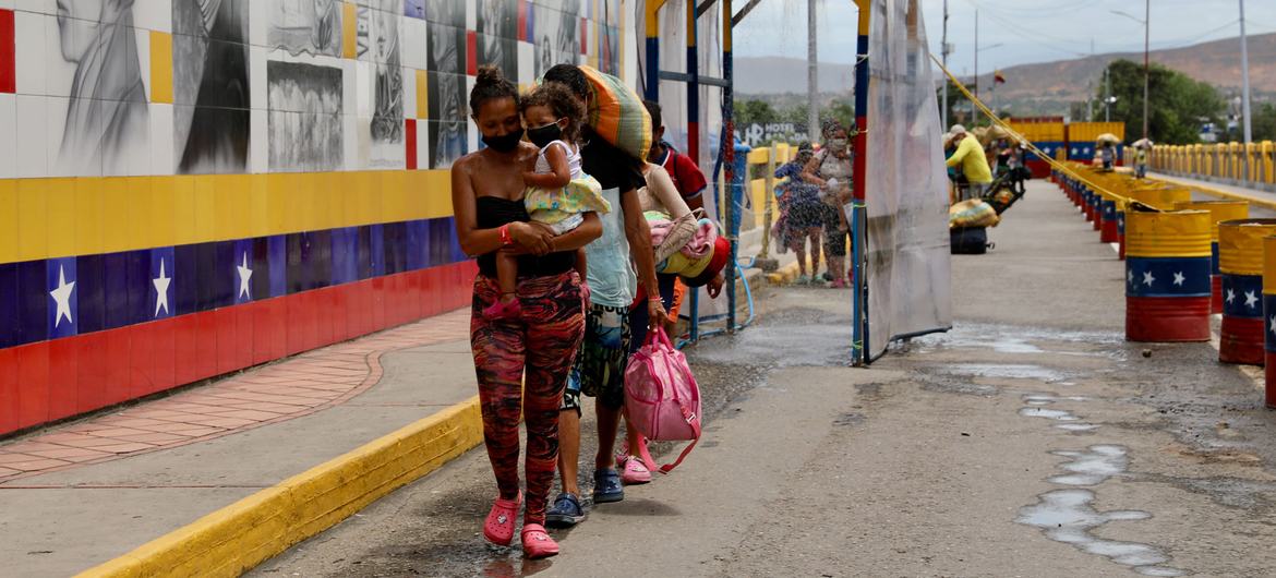 لاجئون من فنزويلا عائدون من كولومبيا.
