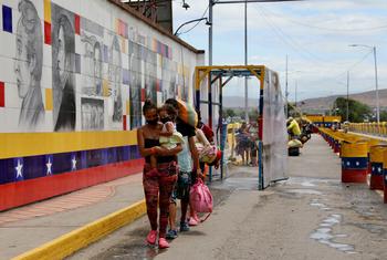 Imigrantes venezuelanos retornam ao seu país vindos da Colômbia