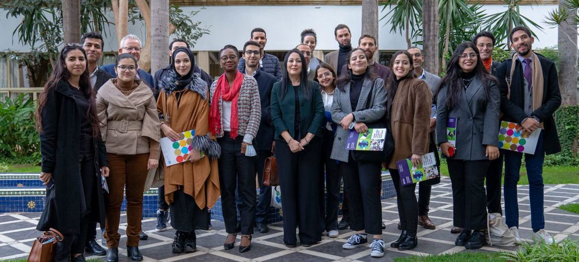 Young Moroccan climate activists and entrepreneurs are taking a group photo with Sylvia Lopez-Ekra in Morocco.