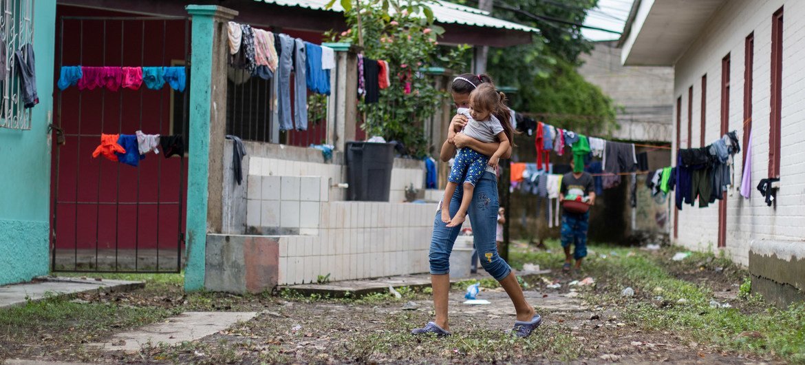 Una joven y su pequeña prima desplazadas por los huracanes Iota y Eta en Honduras.