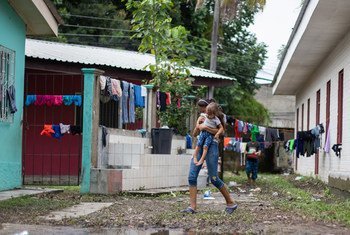Una joven y su pequeña prima desplazadas por los huracanes Iota y Eta en Honduras.