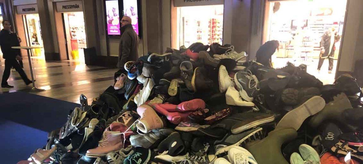 3500 pares de zapatos, uno por cada persona de las que mueren diariamente en los accidentes de tránsito.