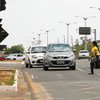 Женщина перебегает дорогу в Бразилии 