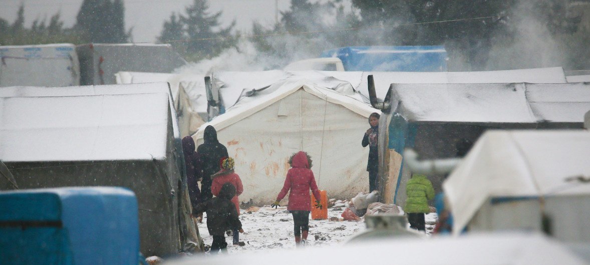 Familias en un campamento informal donde se refugian las familias que huyen de Idlib y Alepo en el noroeste de Siria. 