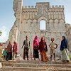 (من الأرشيف) أطفال يقفون أمام آثار كاتدرائية مقديشو التي بنتها السلطات الاستعمارية الإيطالية في الصومال.