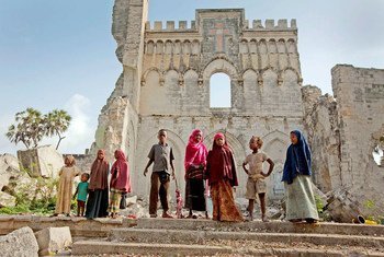 索马里的儿童站在意大利殖民时期修建的摩加迪沙大教堂遗迹前。