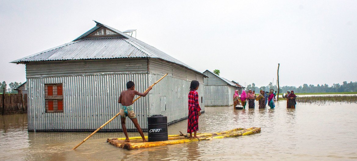 बांग्लादेश में, एक बाढ़ के और ज़्यादा भीषण होने से पहले, लोगों को अपना सामान वग़ैरा रखने के लिये कुछ भंडारगृह मुहैया कराए गए. भीषण बाढ़ भी जलवायु परिवर्तन की एक निशानी हैं.