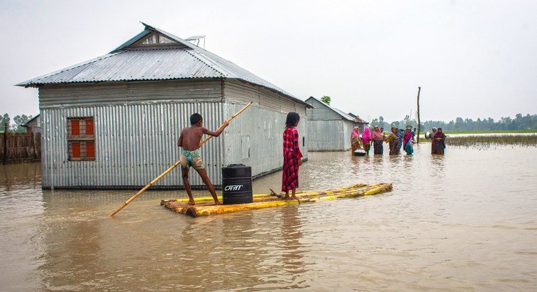 बांग्लादेश में, एक बाढ़ के और ज़्यादा भीषण होने से पहले, लोगों को अपना सामान वग़ैरा रखने के लिये कुछ भंडारगृह मुहैया कराए गए. भीषण बाढ़ भी जलवायु परिवर्तन की एक निशानी हैं.
