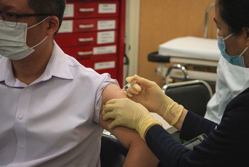 Un hombre recibe la vacuna COVID-19 en Macau,China.