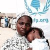 Cette mère au Nigéria fait partie des milliers de femmes déplacées qui dépendent de l’assistance mensuelle en espèces du PAM, d’un montant d’environ 12 dollars, pour nourrir leurs enfants.