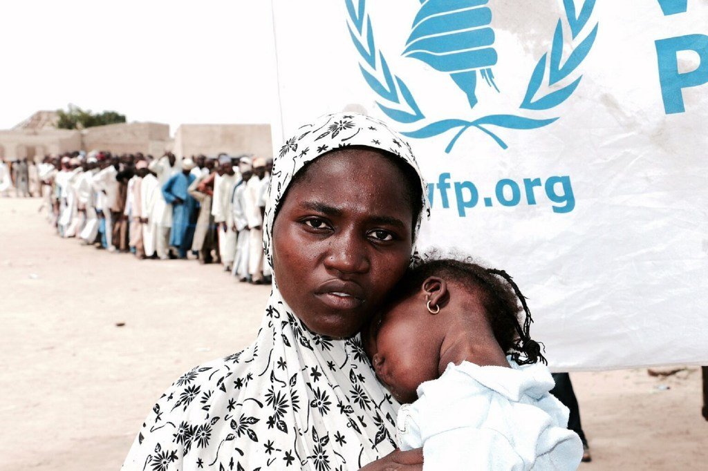 Cette mère au Nigéria fait partie des milliers de femmes déplacées qui dépendent de l’assistance mensuelle en espèces du PAM, d’un montant d’environ 12 dollars, pour nourrir leurs enfants.