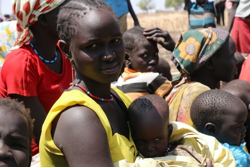 在南苏丹，像妮亚拉·玛雅（Nyalel Mayang）的母亲无法获得现代医疗保健。 她和丈夫有三个孩子，在他们的村庄遭到袭击后，他们靠睡莲和棕榈果生存了三个月。