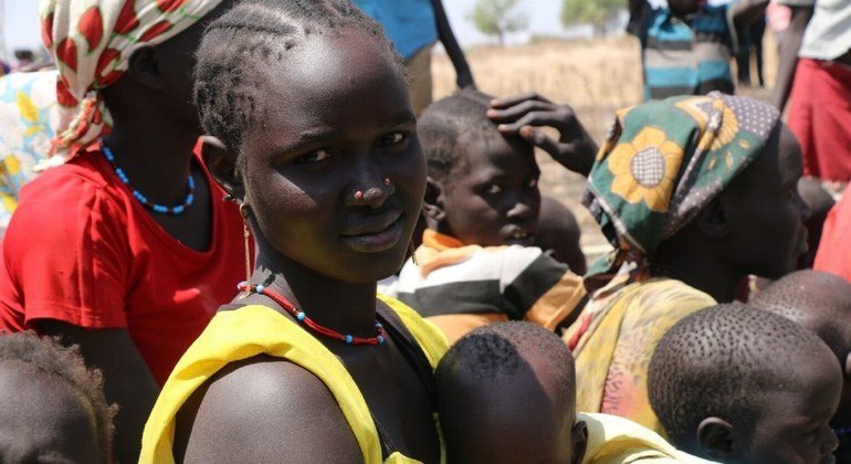 في جنوب السودان، لا تتمتع الأمهات مثل نياليل مايانج بإمكانية الوصول إلى الرعاية الصحية الحديثة. لديها وزوجها ثلاثة أطفال، وقد بقوا على قيد الحياة من أكل زنابق الماء وجوز النخيل لمدة ثلاثة أشهر بعد أن تعرضت قريتهم للهجوم.