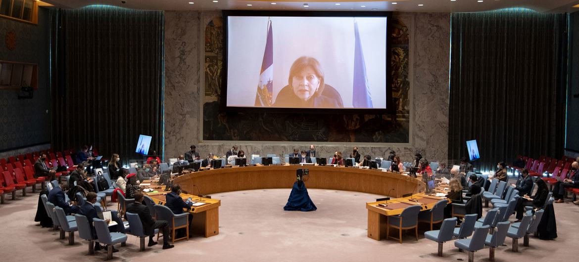 Vue de la salle du Conseil de sécurité alors que l'envoyée de l'ONU en Haïti Helen La Lime (sur l'écran) fait un exposé devant les Etats membres.