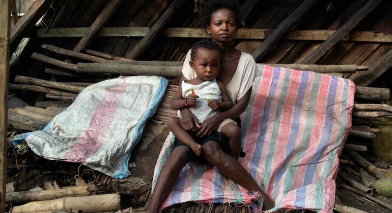 Josie, une jeune femme âgée de 26 ans, est mère célibataire d'un enfant. Le cyclone a détruit sa maison, elle a donc trouvé refuge avec des dizaines d'autres familles à l'école primaire locale.