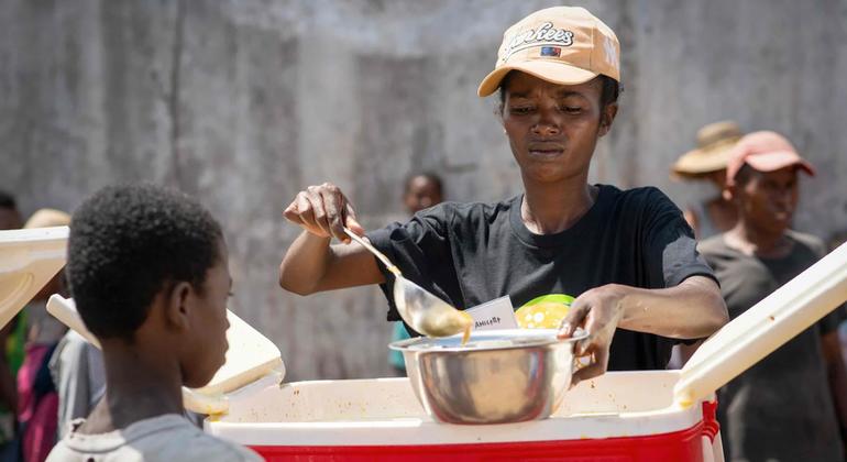 Une distribution de nourriture à l'école Joseph Robert de Mananjary. L’ong World Central Kitchen prépare environ 3.000 repas chauds par jour, qu'elle distribue aux familles déplacées et aux communautés vulnérables, en donnant la priorité aux enfants.